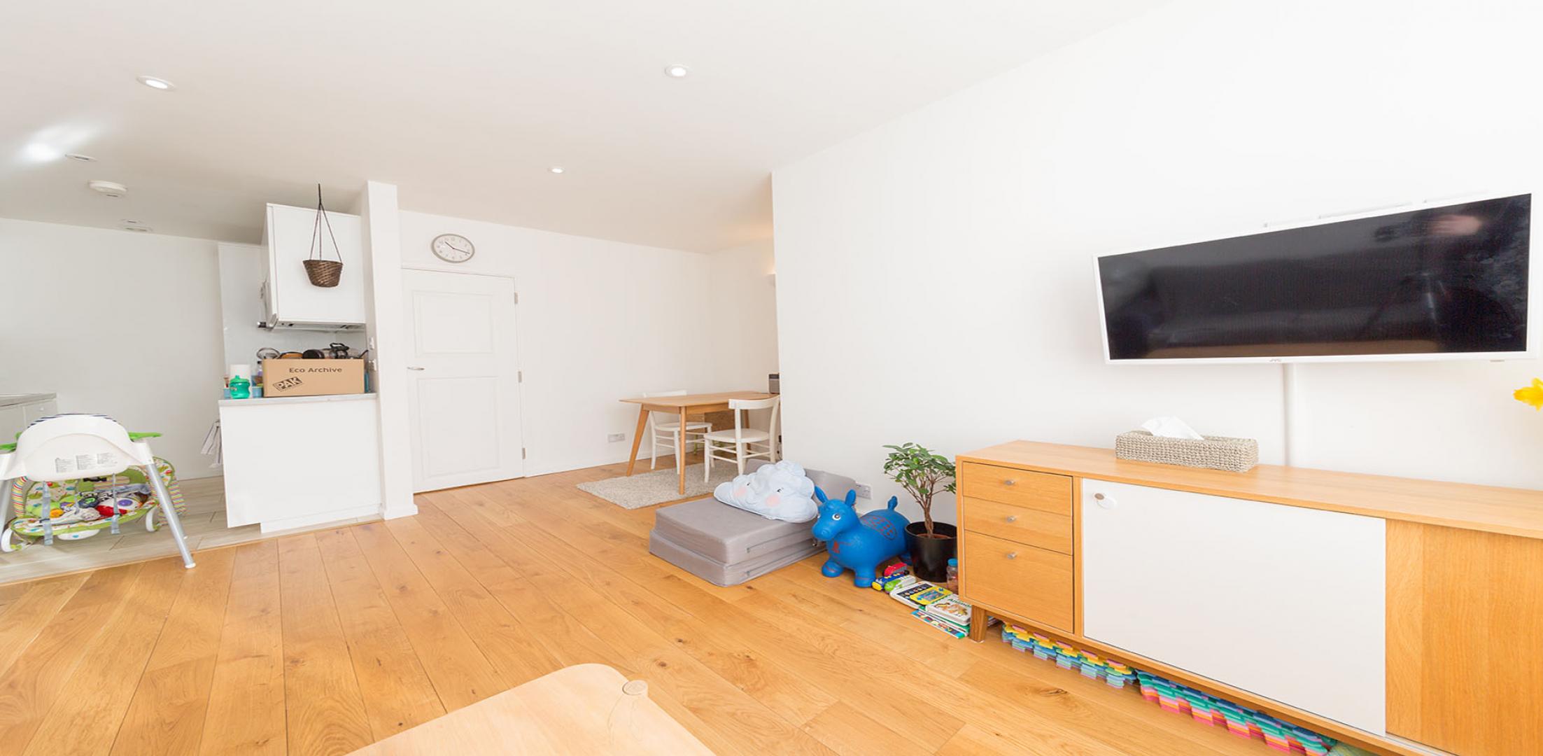 			HEATING and HOT WATER INCLUDED, 2 Bedroom, 1 bath, 1 reception Flat			 Mortimer Crescent , KILBURN PARK / MAIDA VALE